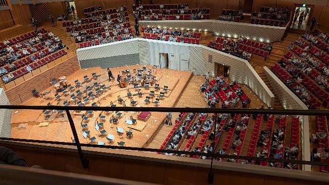 ホールの私の席から見たステージの写真