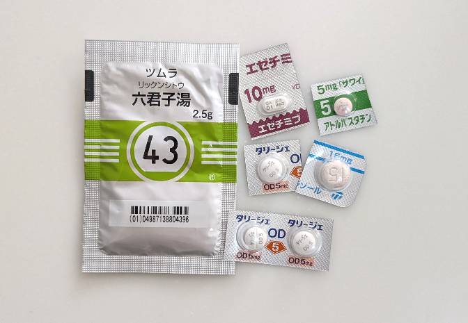 顆粒の漢方や錠剤などのさまざまな薬の写真